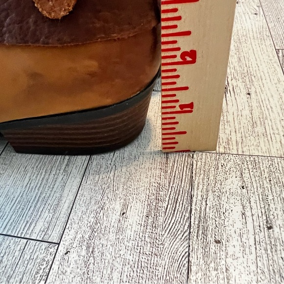 Clarks Addiy Cora tan Brown nubuck ankle Boots Distressed  strap buckle 8.5M Zip - Picture 12 of 13